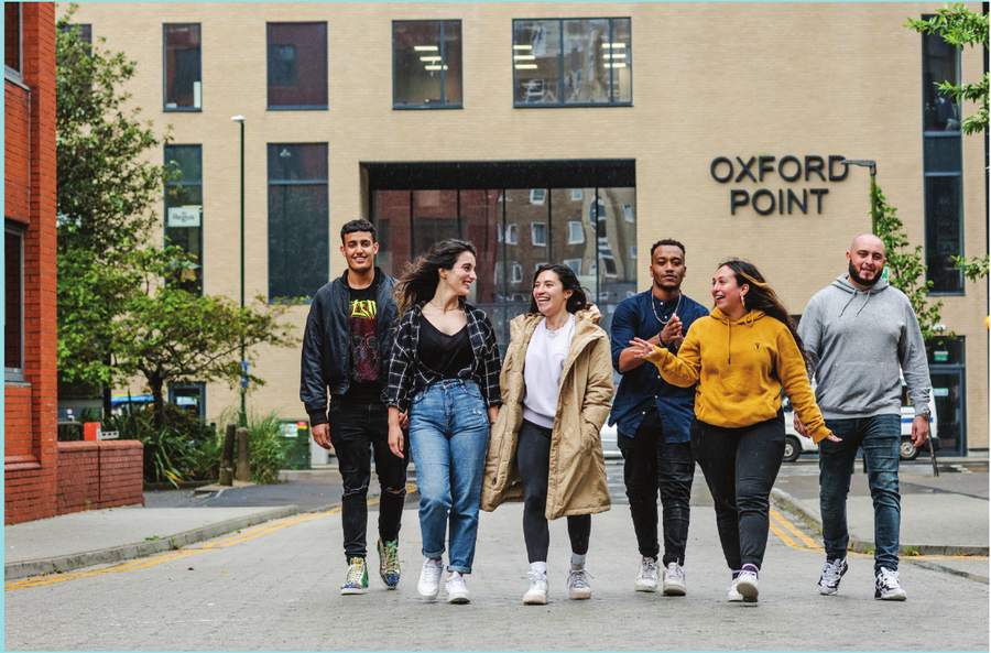 学生在 Oxford Point 宿舍楼前